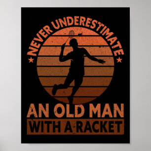 Onderschat nooit een oud Man met een racket Poster