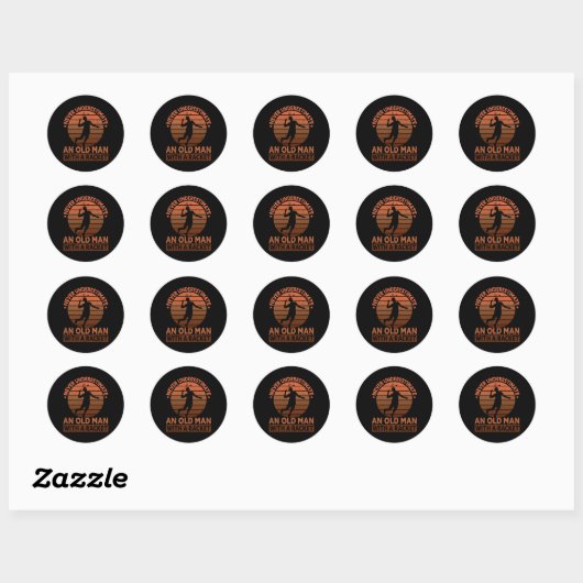 Onderschat nooit een oud Man met een racket Ronde Sticker (Vel)