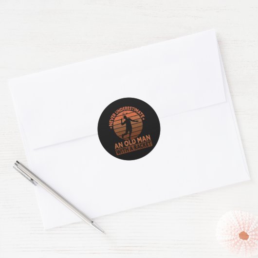 Onderschat nooit een oud Man met een racket Ronde Sticker (Envelop)