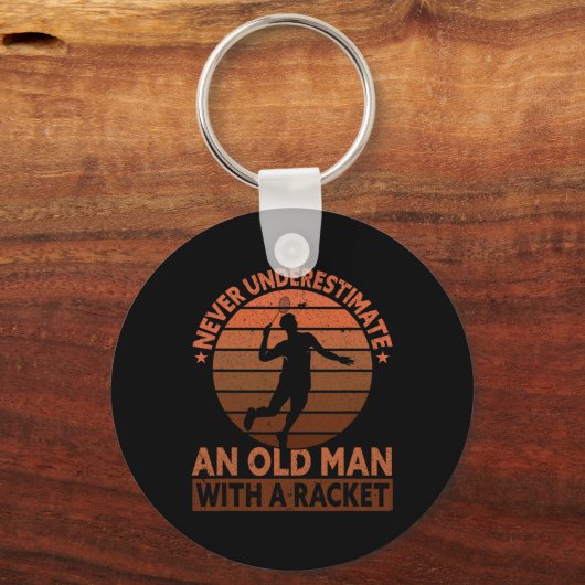 Onderschat nooit een oud Man met een racket Sleutelhanger (Voorkant)