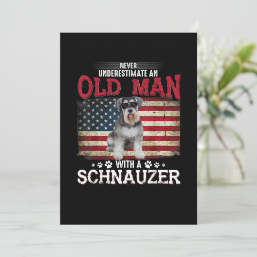 Onderschat nooit een oud Man met een Schnauzer Aankondiging (Staand voorkant)