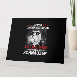 Onderschat nooit een oud Man met een Schnauzer Kaart