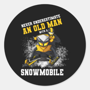 Onderschat nooit een oud Man met een sneeuwscooter Ronde Sticker