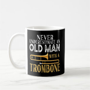 Onderschat nooit een oud Man met een trombone-GIF Koffiemok