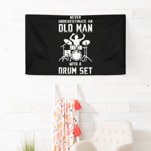 Onderschat nooit een oud Man met een trommel Spandoek (Insitu)