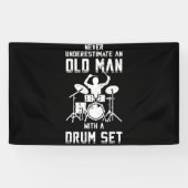 Onderschat nooit een oud Man met een trommel Spandoek (Horizontaal)