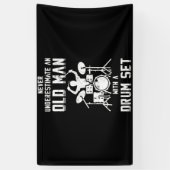 Onderschat nooit een oud Man met een trommel Spandoek (Verticaal)
