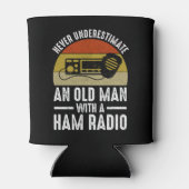 Onderschat nooit een oud Man met een uurradio Blikjeskoeler (Achterkant)