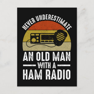 Onderschat nooit een oud Man met een uurradio Briefkaart