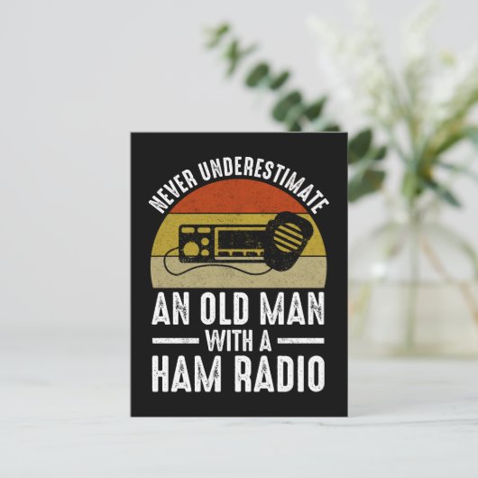 Onderschat nooit een oud Man met een uurradio Briefkaart (Staand voorkant)