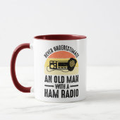 Onderschat nooit een oud Man met een uurradio Mok (Links)