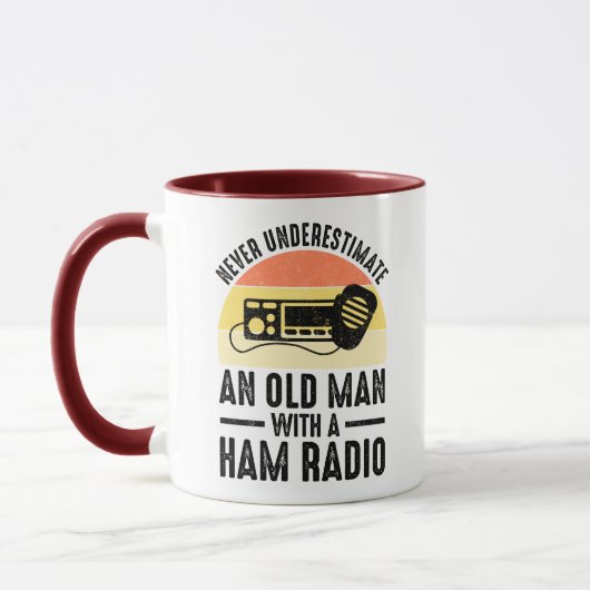 Onderschat nooit een oud Man met een uurradio Mok (Links)