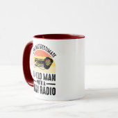 Onderschat nooit een oud Man met een uurradio Mok (Voorkant links)