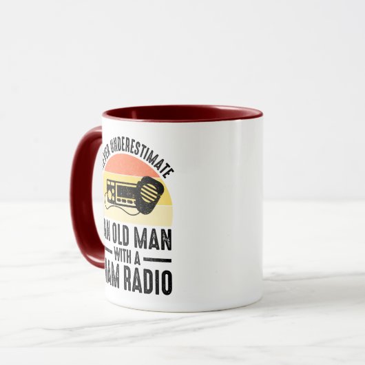 Onderschat nooit een oud Man met een uurradio Mok (Voorkant links)