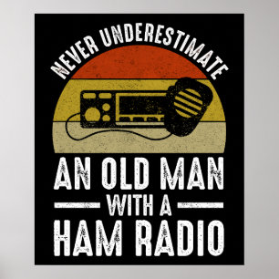 Onderschat nooit een oud Man met een uurradio Poster