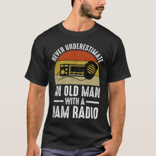 Onderschat nooit een oud Man met een uurradio T-shirt