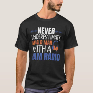 Onderschat nooit een oud Man met een uurradio T-shirt
