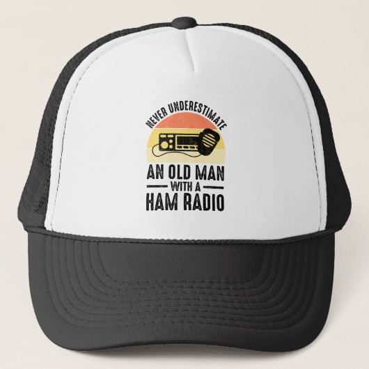 Onderschat nooit een oud Man met een uurradio Trucker Pet (Voorkant)