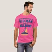 Onderschat nooit een oud Man met een zeilboot T-shirt (Voorkant volledig)