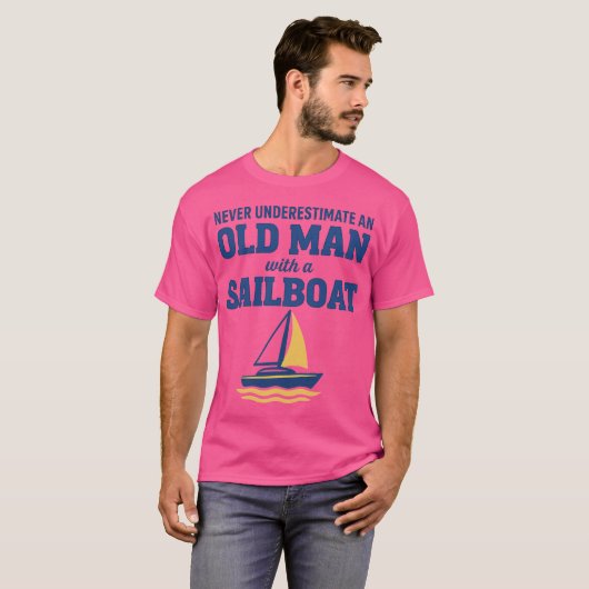 Onderschat nooit een oud Man met een zeilboot T-shirt (Voorkant volledig)