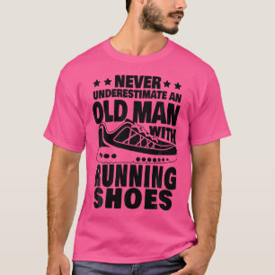 Onderschat nooit een oud Man met lopende schoenen T-shirt