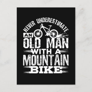 Onderschat nooit een oud Man met Mountain Bike Briefkaart