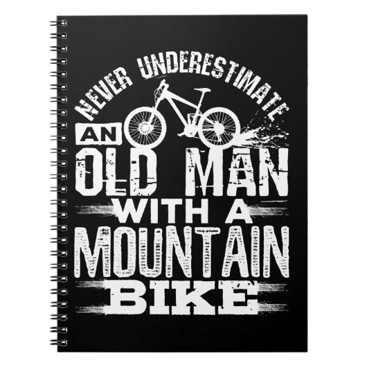 Onderschat nooit een oud Man met Mountain Bike Notitieboek (Voorkant)