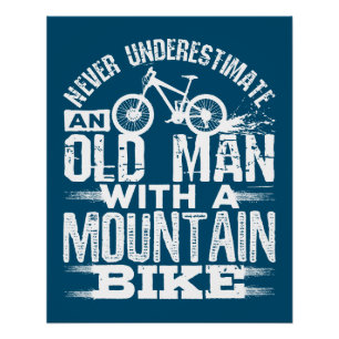 Onderschat nooit een oud Man met Mountain Bike Perfect Poster