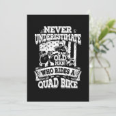 Onderschat nooit een oud Man met Quad Bike Gift Kaart (Staand voorkant)