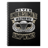 Onderschat nooit een oud Man met springplank Wings Notitieboek (Voorkant)