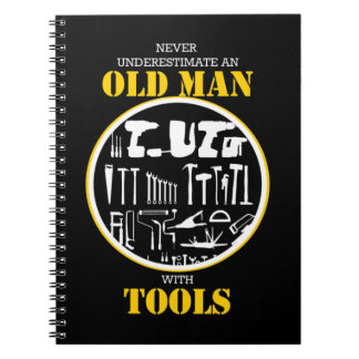 Onderschat nooit een oud Man met Tools Handyman Notitieboek