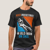 Onderschat nooit een oud Man op de schimnige skier T-shirt (Voorkant)