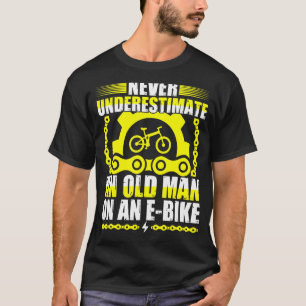 Onderschat nooit een oud Man op een e-bike T-shirt