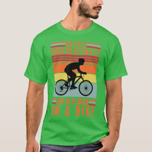 Onderschat nooit een oud Man op een fiets 14 T-shirt