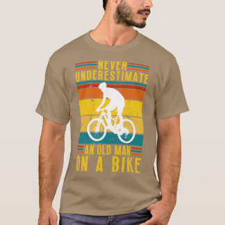 Onderschat nooit een oud Man op een fiets 5 T-shirt