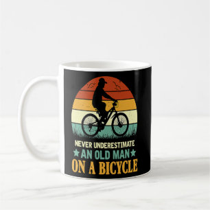 Onderschat nooit een oud Man op een fietsenlabel Koffiemok