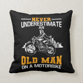 Onderschat nooit een oud Man op een motorfiets Kussen