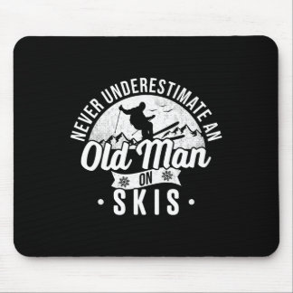 Onderschat nooit een oud Man op Skis Skier Retir Muismat