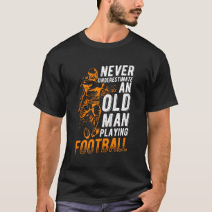 Onderschat nooit een oud Man spelen Football PL T-shirt
