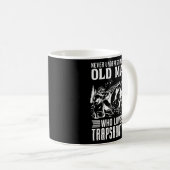 Onderschat nooit een oud Man Sporting Clays Koffiemok (Voorkant rechts)