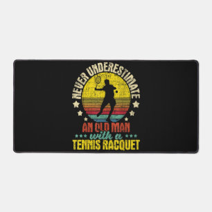Onderschat nooit een oud Man - Tennis Racket SPO Bureaumat
