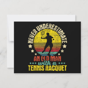 Onderschat nooit een oud Man - Tennis Racket SPO Feestdagenkaart