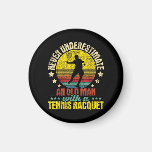 Onderschat nooit een oud Man - Tennis Racket SPO Magneet