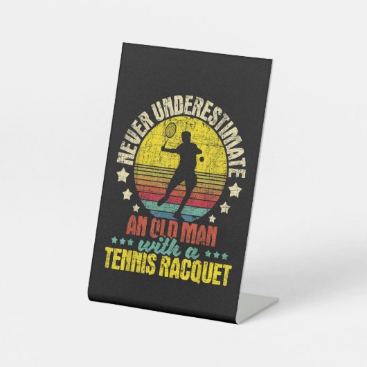 Onderschat nooit een oud Man - Tennis Racket SPO Reclamebord Met Voetstuk (Voorkant)