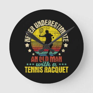 Onderschat nooit een oud Man - Tennis Racket SPO Ronde Klok