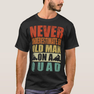 Onderschat nooit een oud Man van een quad vader T-shirt