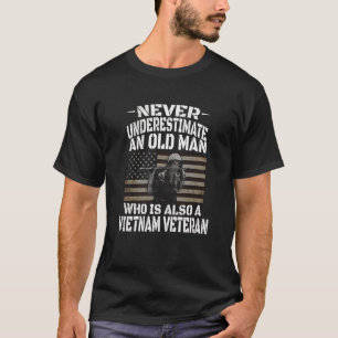 Onderschat nooit een oud Man Vietnam veteraan T S T-shirt