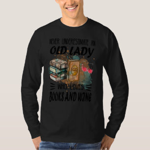 Onderschat nooit een oude dame die van boeken houd t-shirt