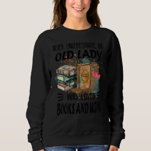 Onderschat nooit een oude dame die van boeken houd trui