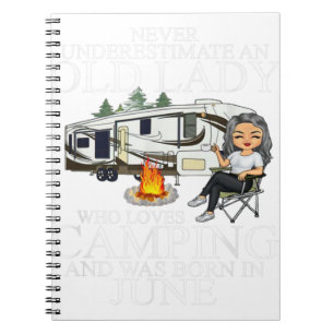 Onderschat nooit een oude dame die van Camping hou Notitieboek